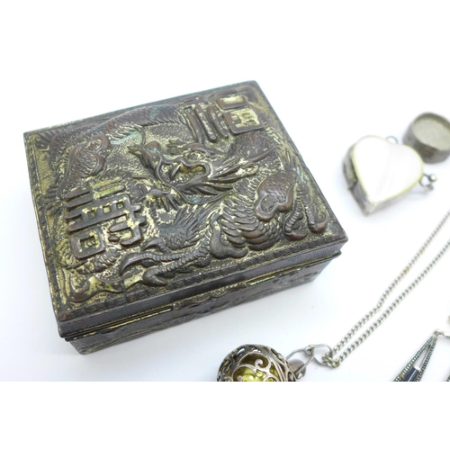 884 - Silver and other jewellery in an oriental jewellery box