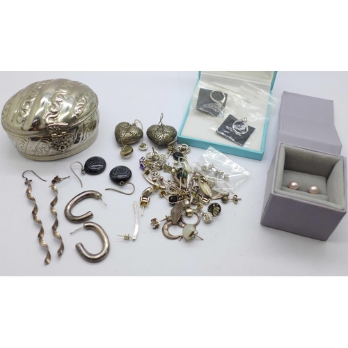 888 - Twenty-eight pairs of silver earrings