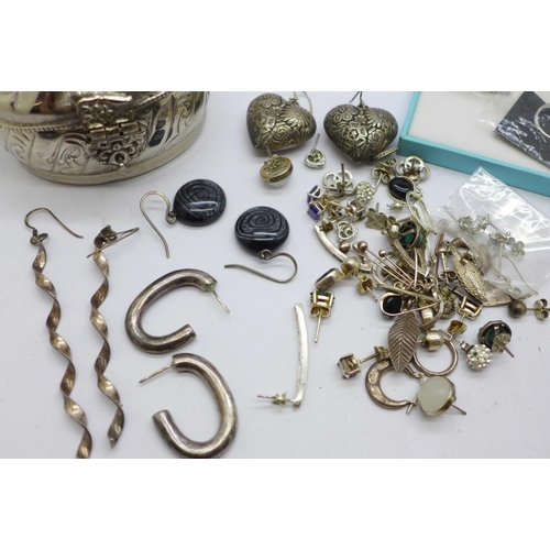 888 - Twenty-eight pairs of silver earrings