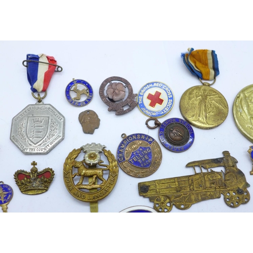 891 - A WWI Victory medal to 22356 Pte. J.F. Eberlin. Y&LR, a York & Lancaster regimental badge and other ... 