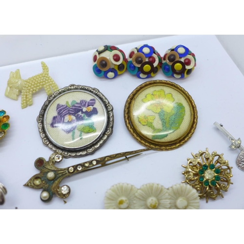 893 - Twenty-five costume brooches