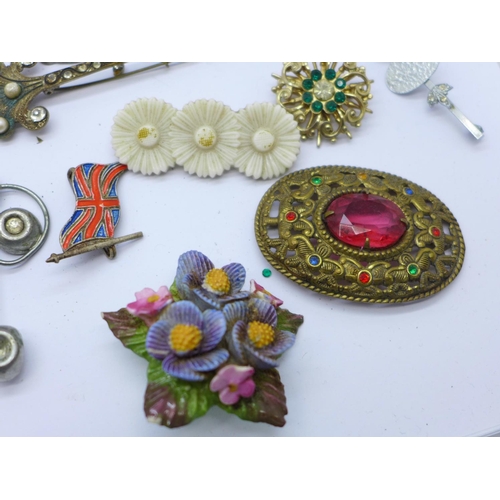 893 - Twenty-five costume brooches