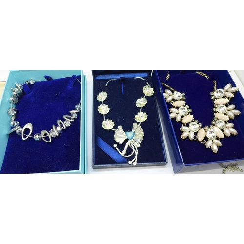 894 - Boxed necklaces and pairs of earrings