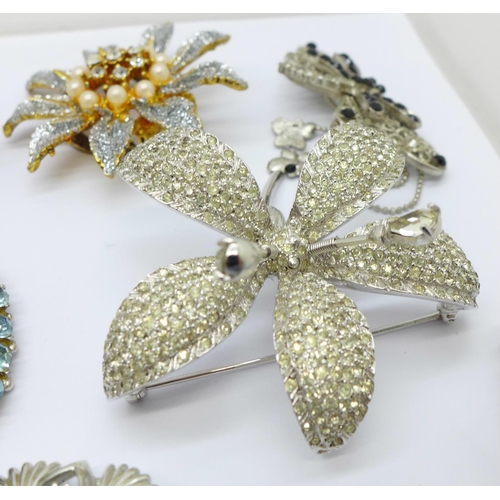 899 - A collection of vintage brooches including Nettie Rosenstein