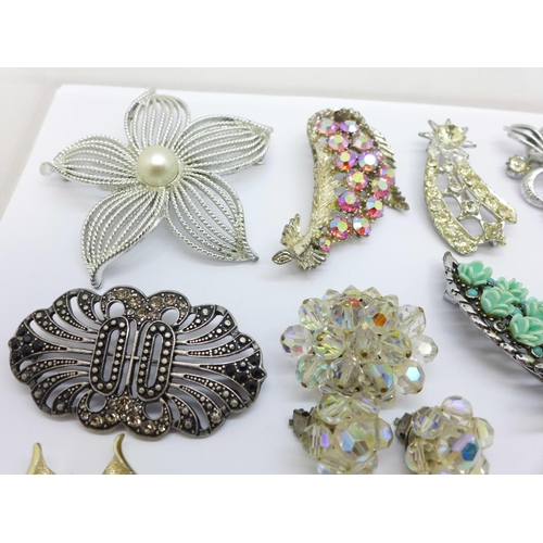 899 - A collection of vintage brooches including Nettie Rosenstein