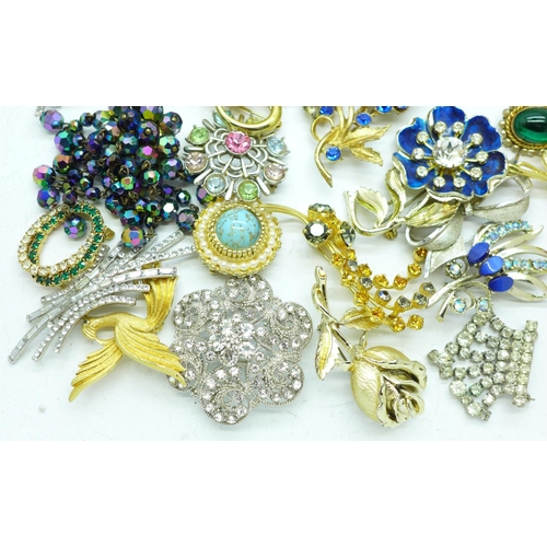 901 - Vintage paste brooches