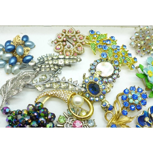 901 - Vintage paste brooches