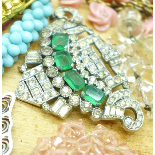 903 - A collection of vintage jewellery including a large lizard brooch