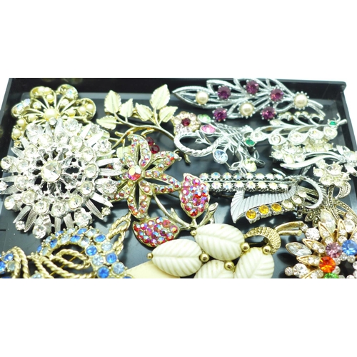 904 - Vintage paste set brooches