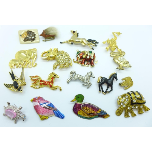 909 - A collection of animal brooches