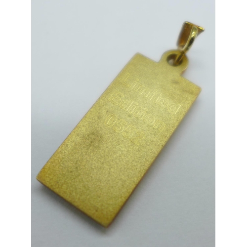 933 - A 9ct gold ingot pendant, 8.3g, 25mm