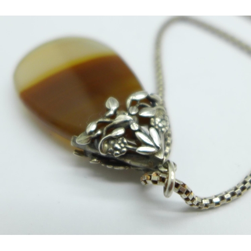 938 - An agate pendant, set in white metal on a modern silver chain, Arts and Crafts in the style of Dorri... 