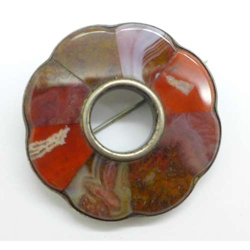 960 - A Scottish agate brooch, 4.5cm