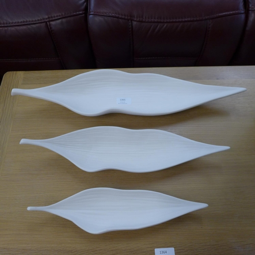 1385 - A Husk ivory ceramic set of three leaf dishes (5054P13)   #