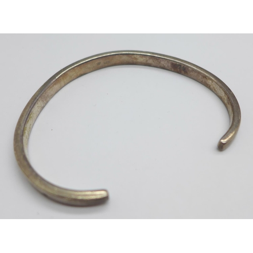 982 - A silver bangle, hallmarked .925, 31.1g