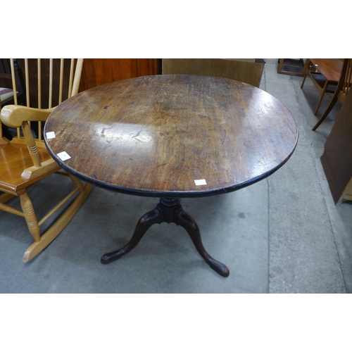 193 - A George III mahogany circular tripod tea table