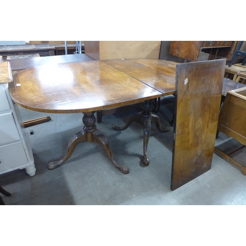 287 - A Regency style mahogany pedestal dining table