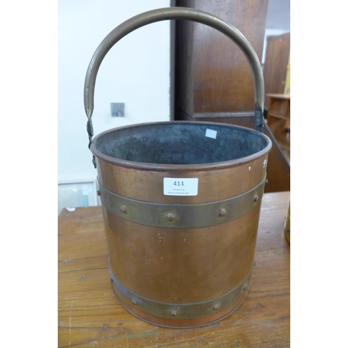 414 - An Arts and Crafts brass and copper coal bucket