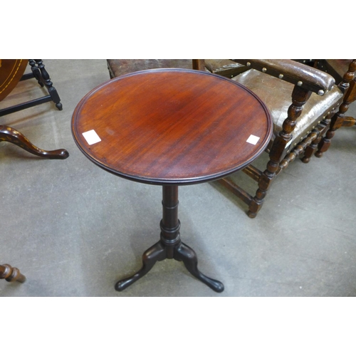 81 - A George III mahogany circular tilt-top tripod table, 69cms h x 39cms d