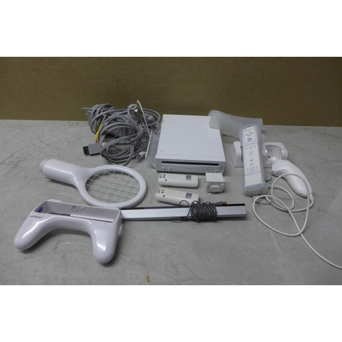 2110 - Wii Games console with power supply, controller etc. - W - no games