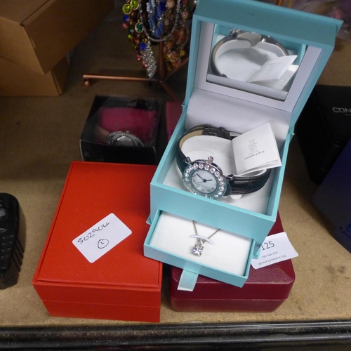 2125 - 5 Watches, boxed