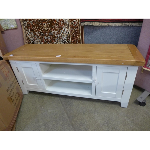 1846 - A Hampshire white painted oak large TV unit (KEP P24-82) (Ref 7)  *This lot is subject to VAT - dama... 