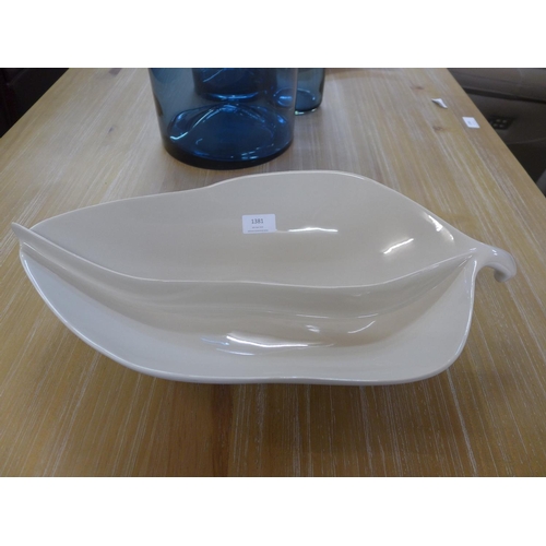 1381 - A two compartment glazed ceramic leaf bowl (5054P08)   #