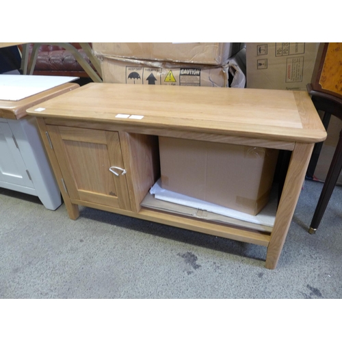 1847 - A small oak TV stand - damaged  *This lot is subject to VAT