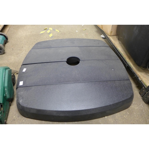 2999 - Large black plastic parasol base