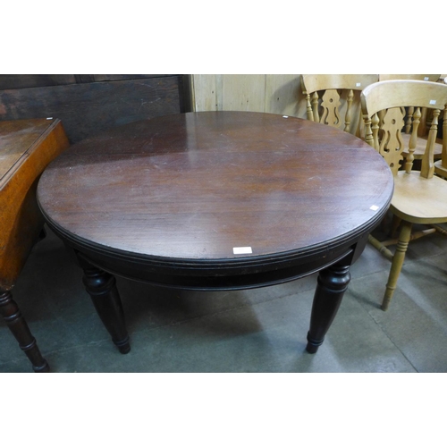 255 - A Victorian mahogany circular dining table