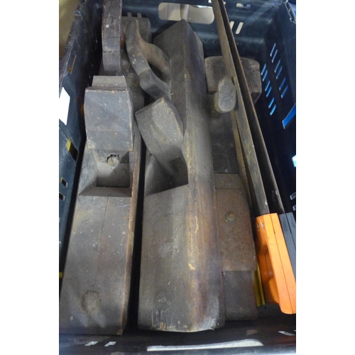 2092 - Tub of 3 old wood planes, 2 saws