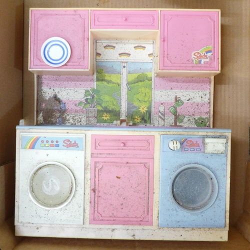 723 - A box of Sindy kitchen furniture; sink unit, cooker unit, larder fridge, plus living room chair and ... 