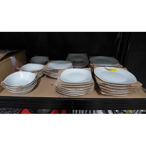 3255 - A quantity of white plates/bowls  * This lot is subject to VAT