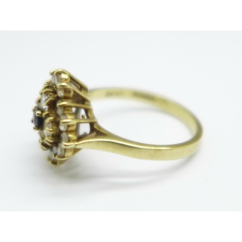 1040 - A 9ct gold cluster ring, 3.6g, O