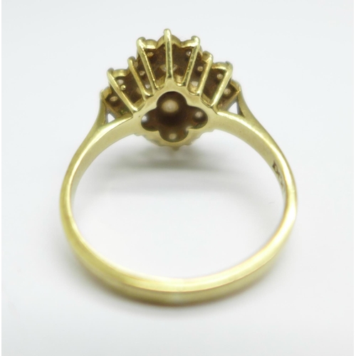 1040 - A 9ct gold cluster ring, 3.6g, O