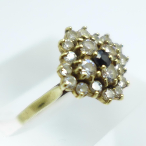 1040 - A 9ct gold cluster ring, 3.6g, O