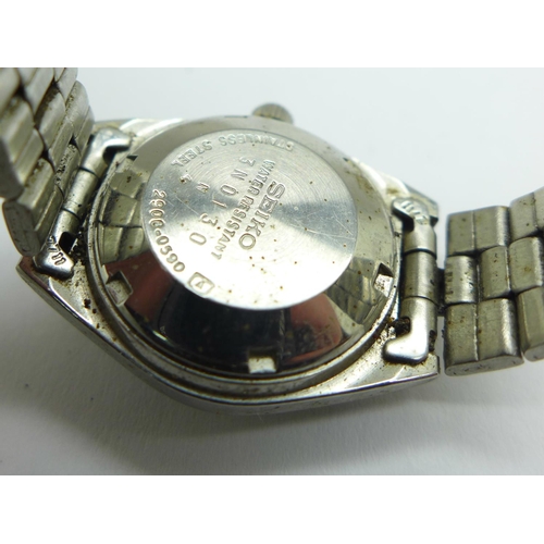 1027 - A lady's and gentleman's Seiko automatic wristwatches