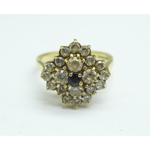 1040 - A 9ct gold cluster ring, 3.6g, O