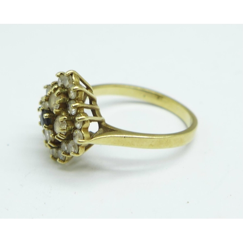 1040 - A 9ct gold cluster ring, 3.6g, O