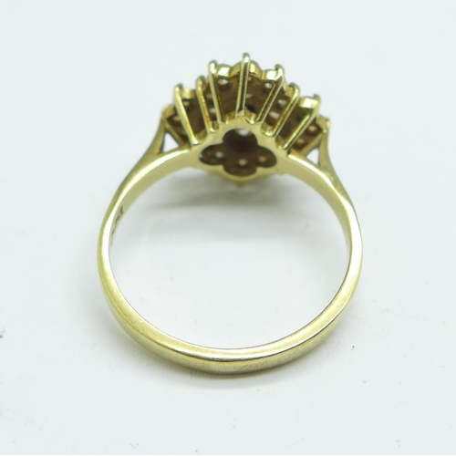 1040 - A 9ct gold cluster ring, 3.6g, O