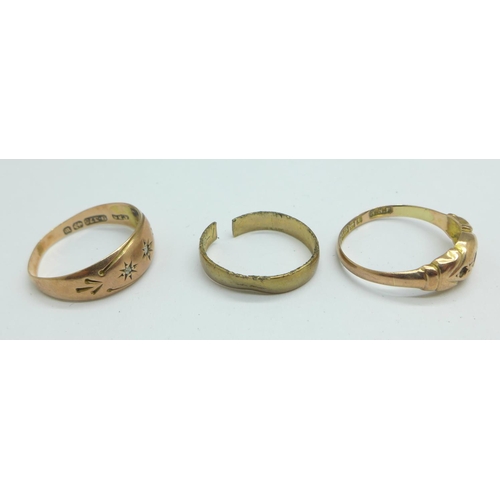 1071 - Three 9ct gold rings, one a/f, two with stones missing, 5g