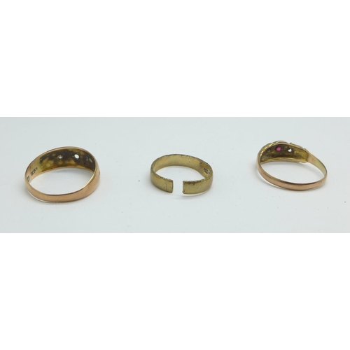 1071 - Three 9ct gold rings, one a/f, two with stones missing, 5g