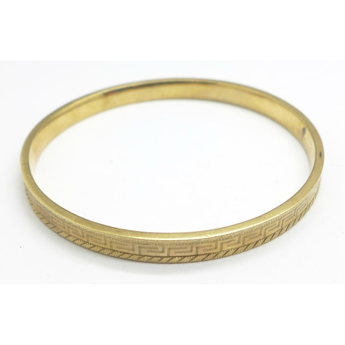 1073 - A 9ct gold bangle, 10.8g