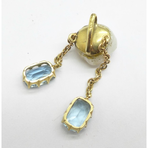 1075 - A pearl and aquamarine pendant in a fitted case, 2.4g