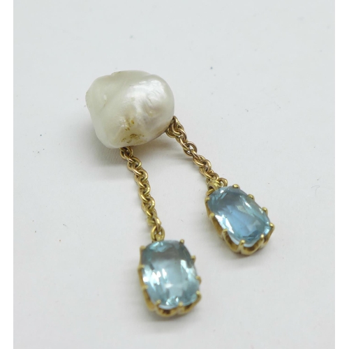 1075 - A pearl and aquamarine pendant in a fitted case, 2.4g