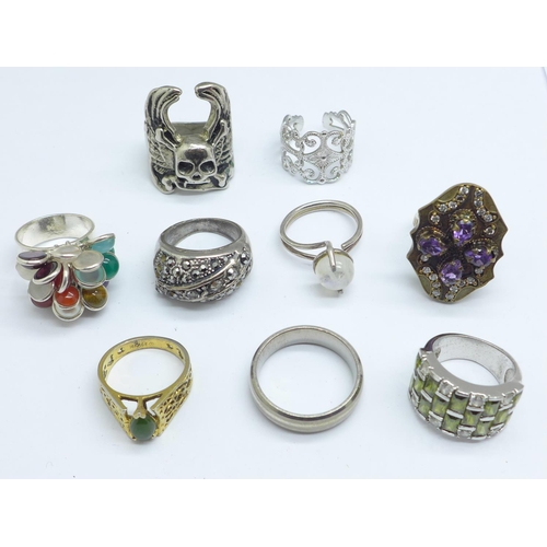 1090 - A collection of rings including silver