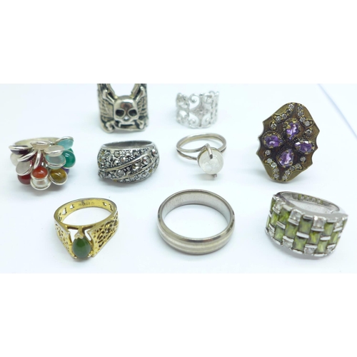 1090 - A collection of rings including silver