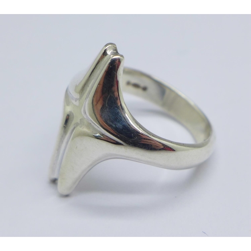 1098 - A Georg Jensen modernist silver ring with 1967 London import marks, number 129 in the shank, N/O