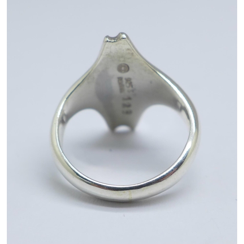 1098 - A Georg Jensen modernist silver ring with 1967 London import marks, number 129 in the shank, N/O