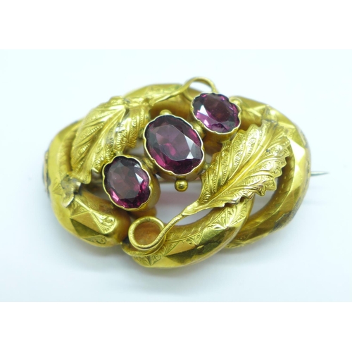 1103 - A Victorian yellow metal set three stone amethyst brooch, a/f, 8.1g